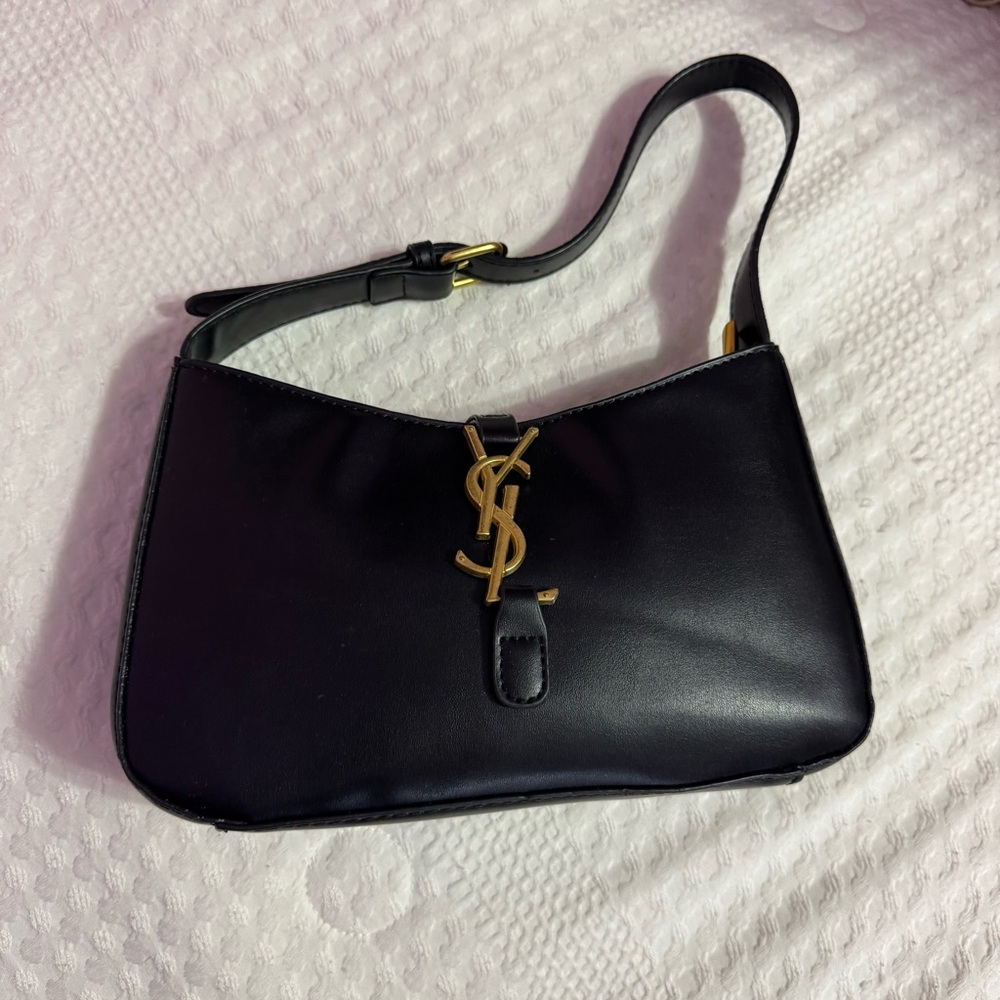Black LE Smooth Leather shoulder Bag